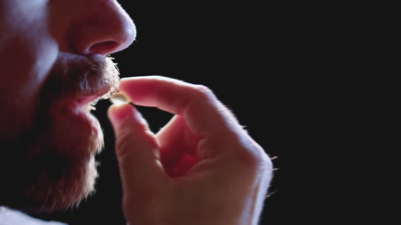 el hombre se traga el gráfico de movimiento de la cápsula médica analiza el contenido y la eficacia del producto médico