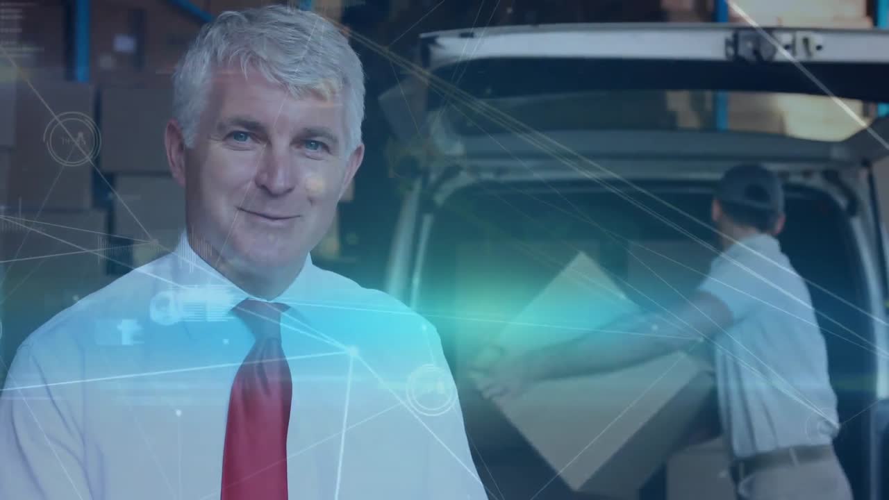 gerente de almacén escribiendo en un clipboard