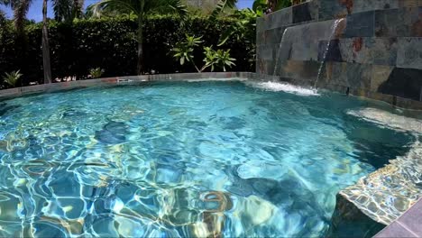 tv de 45 pulgadas siendo arrojado a la piscina, aterrizando verticalmente