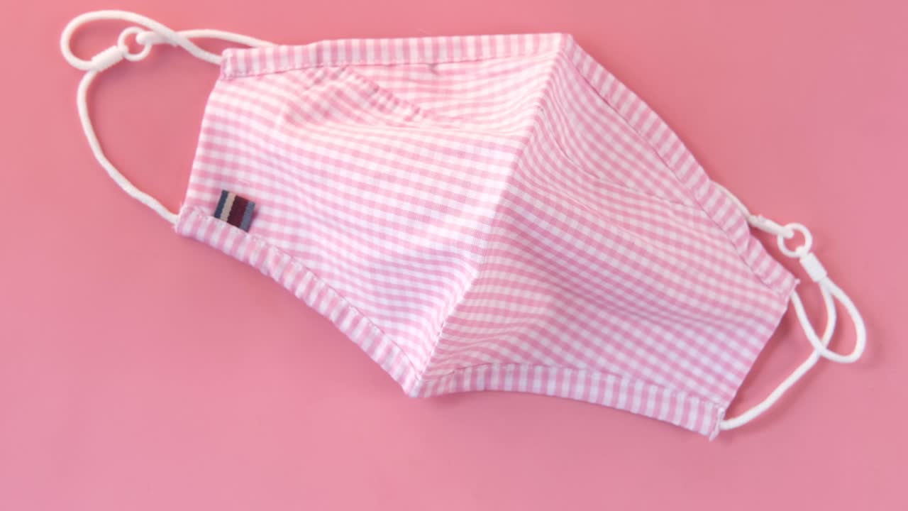 máscara facial de gingham rosa