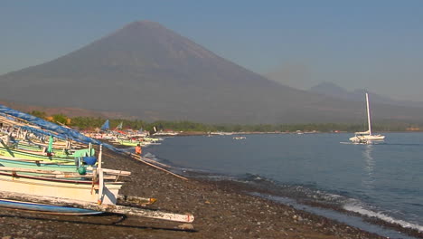 Kleine-Wellen-Schlagen-An-Einem-Von-Booten-Gesäumten-Ufer-In-Indonesien