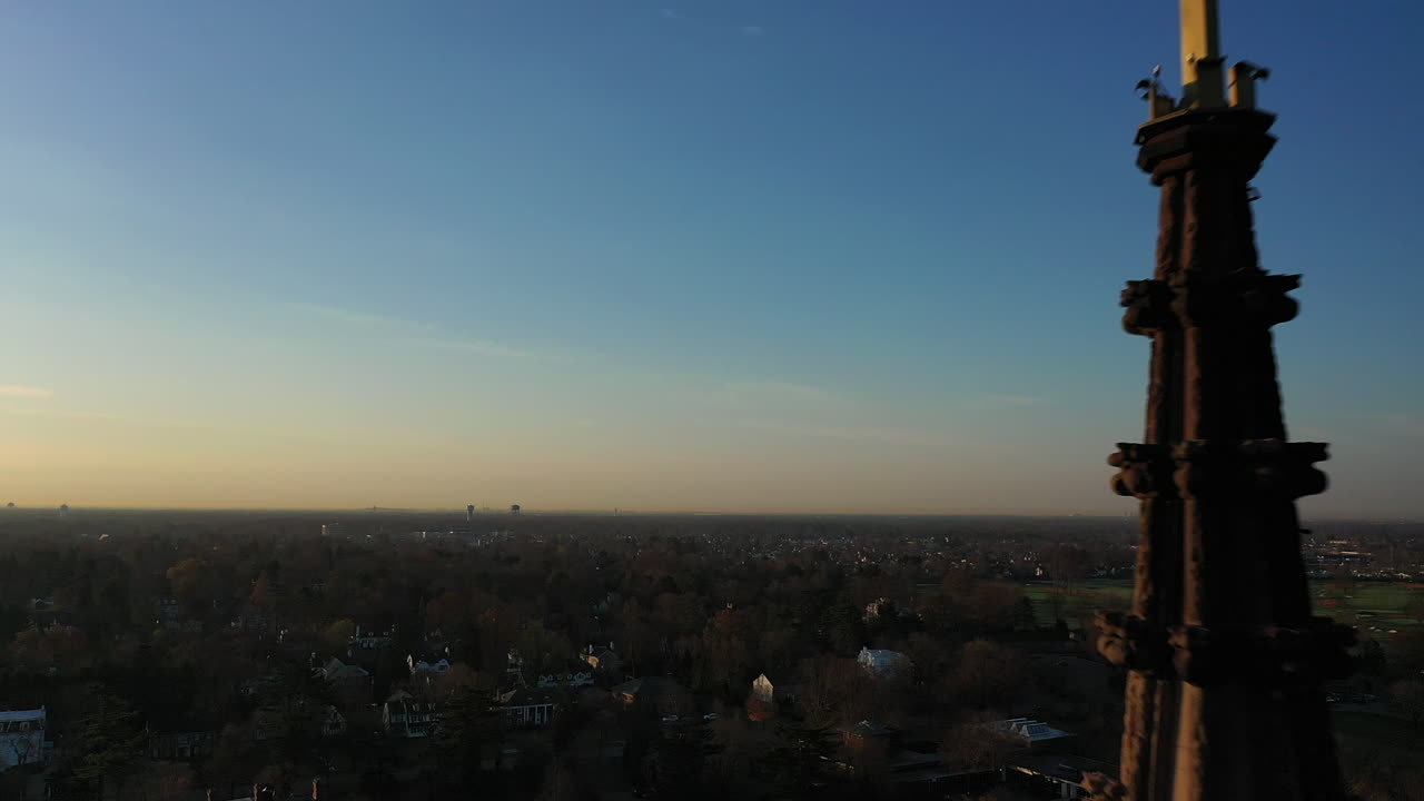 일출 때 찍은 십자가가 위에 있는 대성당의 첨탑의 항공 샷