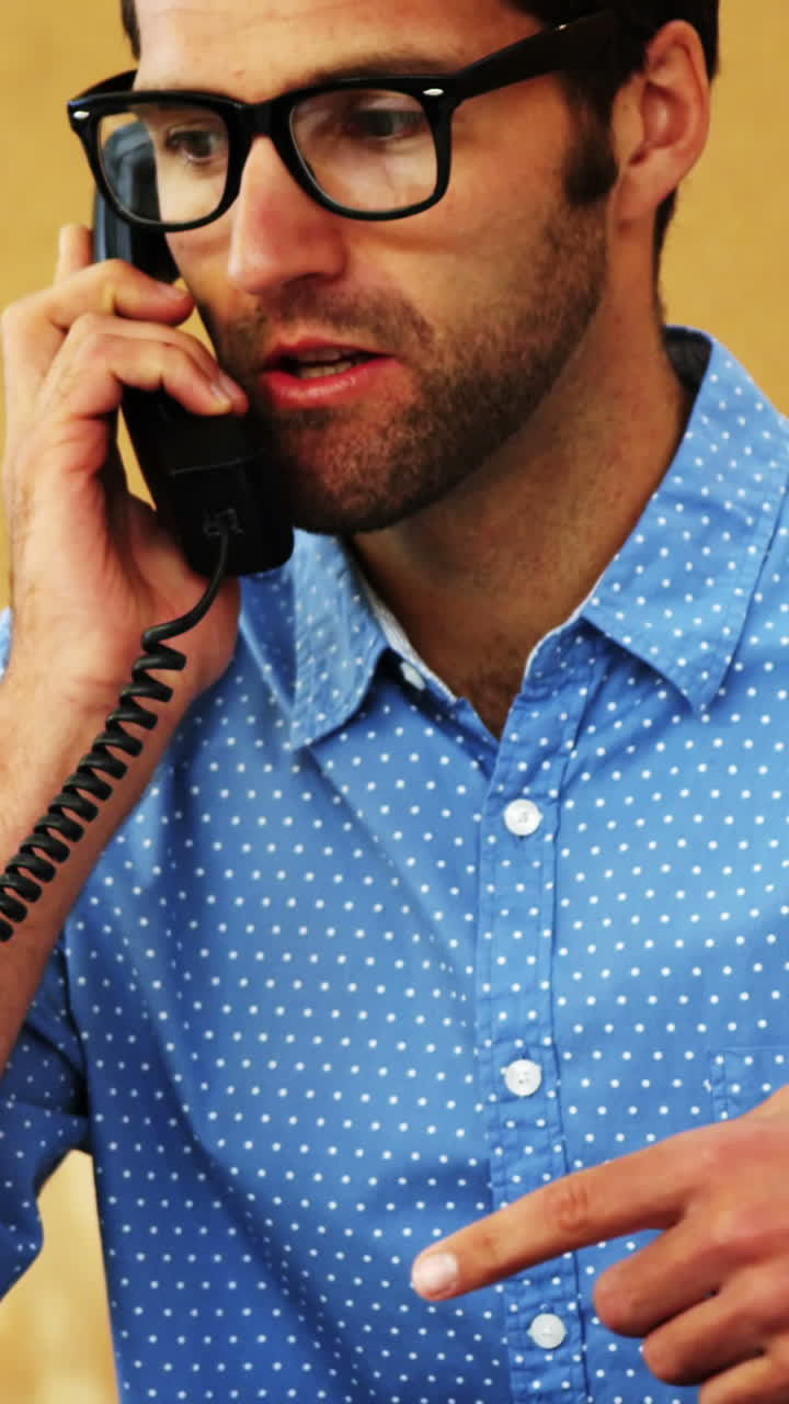 ejecutivos de negocios hablando por teléfono