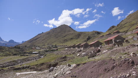 el pequeño y remoto pueblo quechua de kelkanka en los andes peruanos.