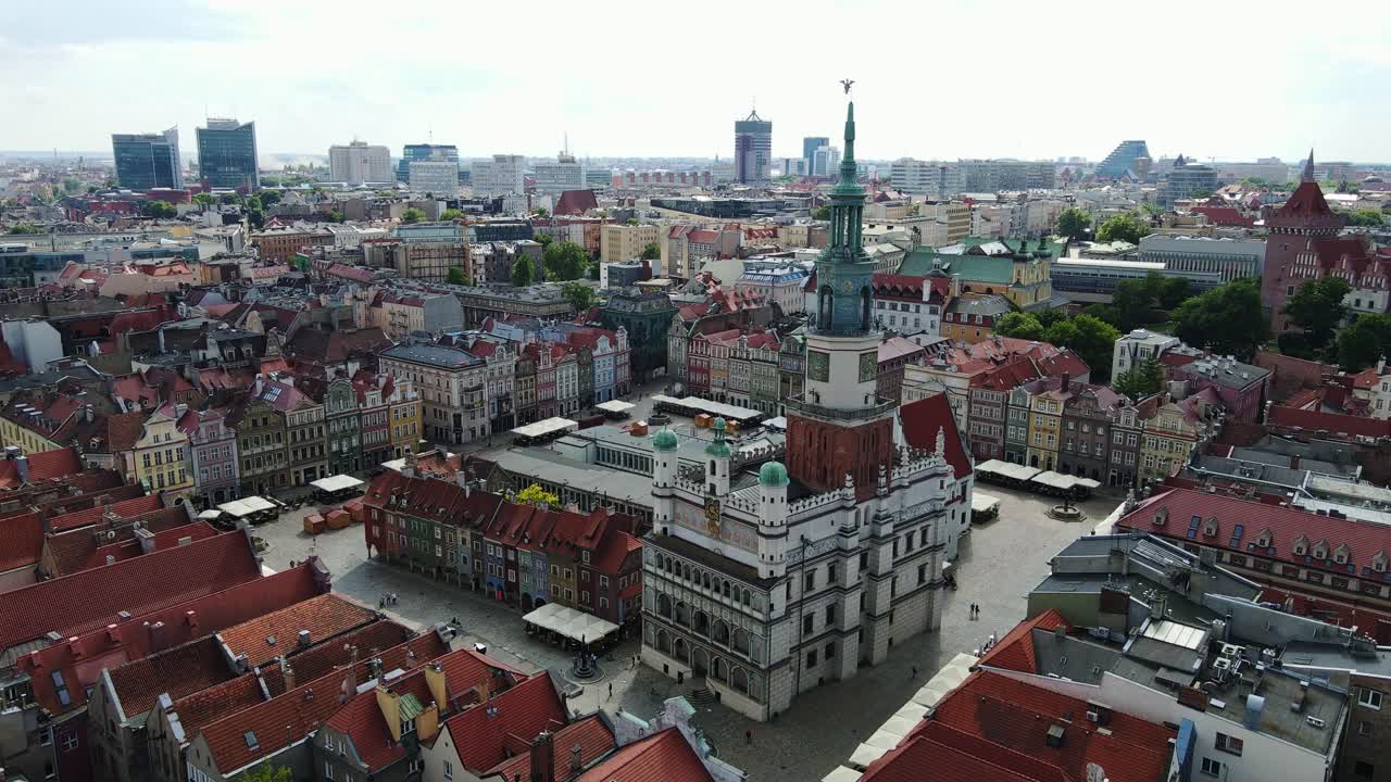 폴란드 포자니아의 오래된 도시 중심부, 다채로운 건물과 색 교회