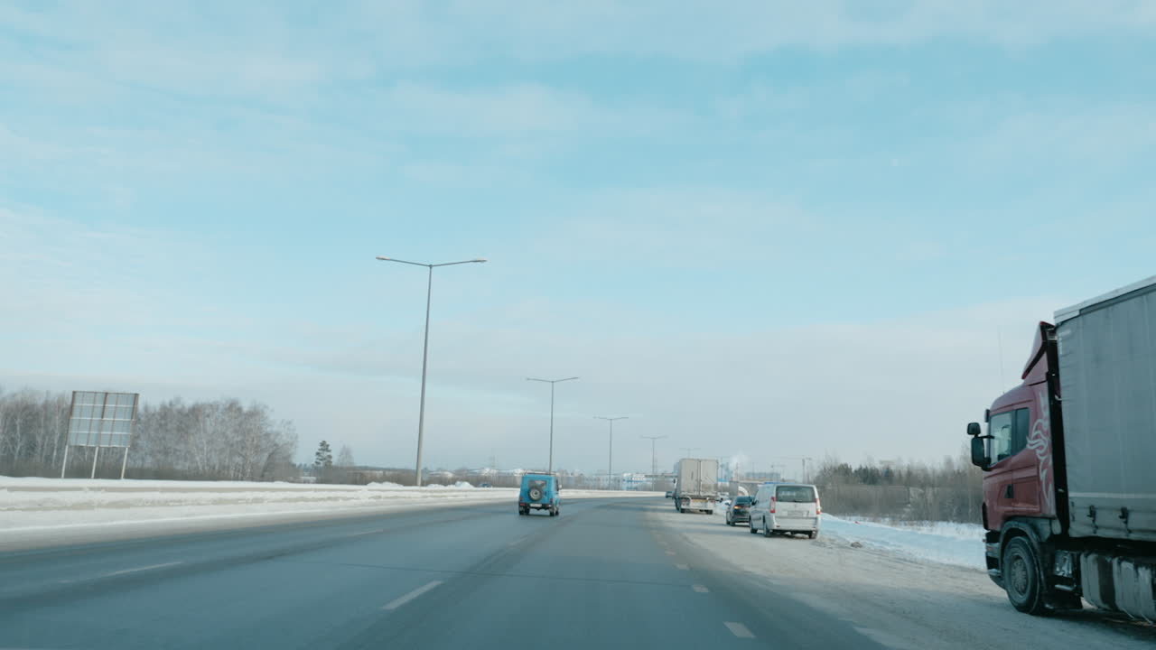 겨울 고속도로 교통 장면