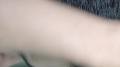 primer plano de un hombre cortándose el cabello