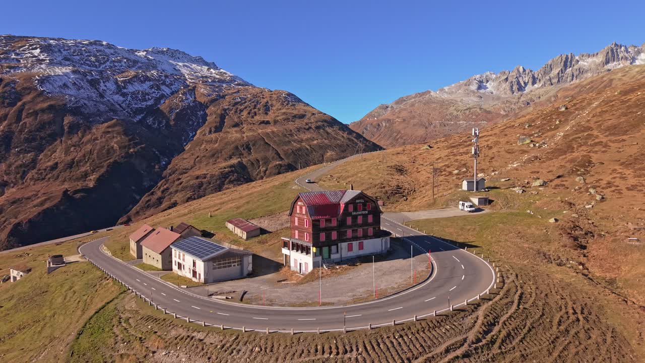 Ripresa con drone in una giornata di sole di veicoli sul Passo della Furka nelle Alpi Svizzere.