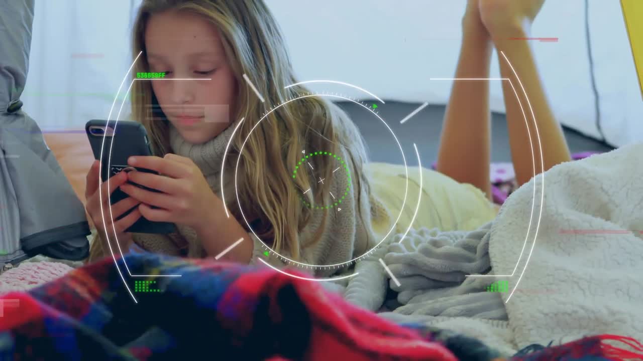 스마트폰을 사용하는 여성에 대한 스 ⁇  스캐닝과 데이터 처리의 애니메이션