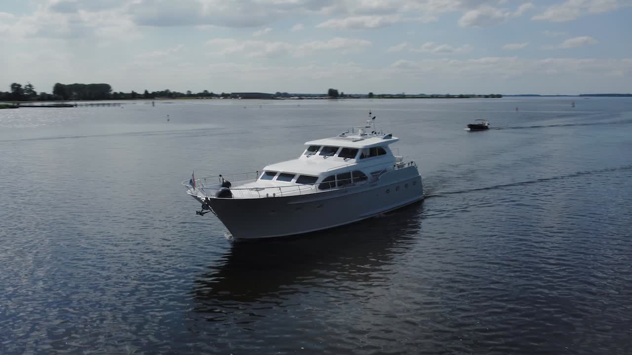 Yacht bianco di lusso in navigazione sull'acqua.