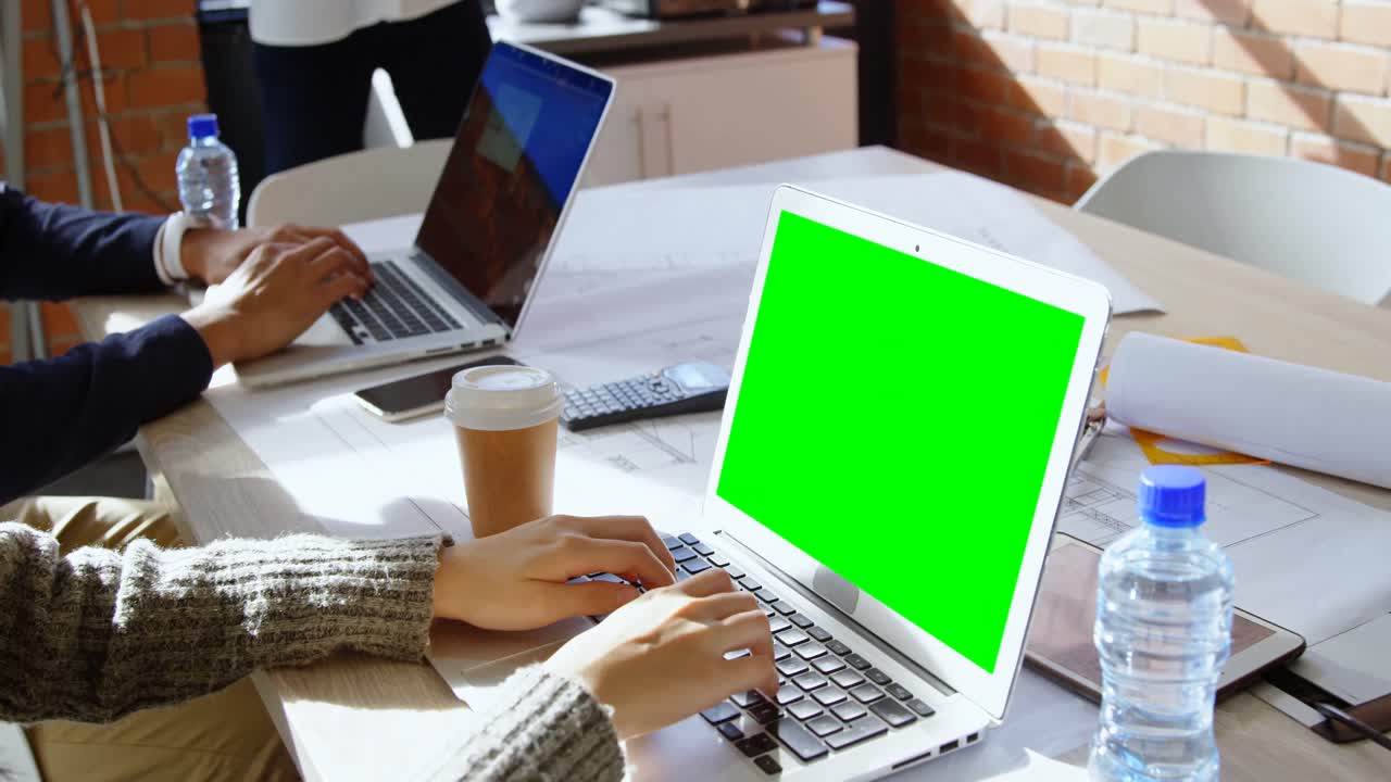 mujer ejecutiva usando computadora portátil en la oficina 4k