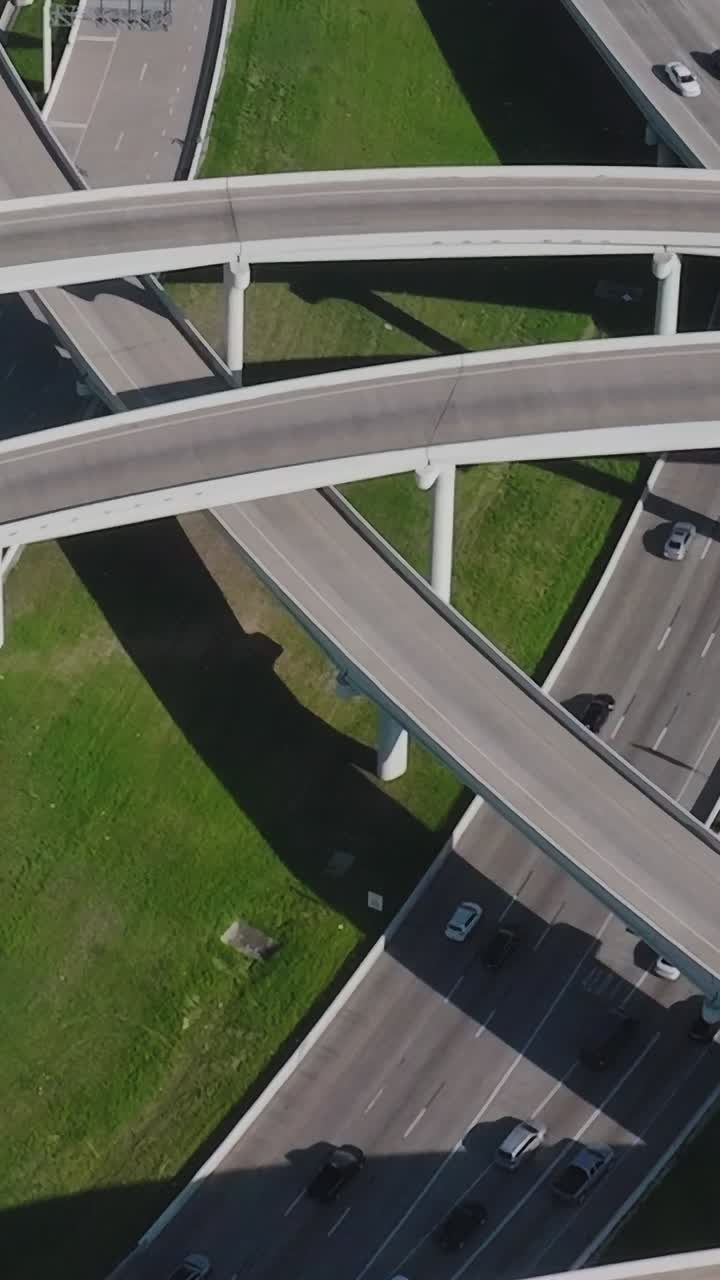 Vista aerea del centro di Dallas con autostrade e flussi di traffico
