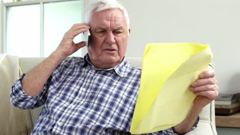 un anciano hablando por teléfono.