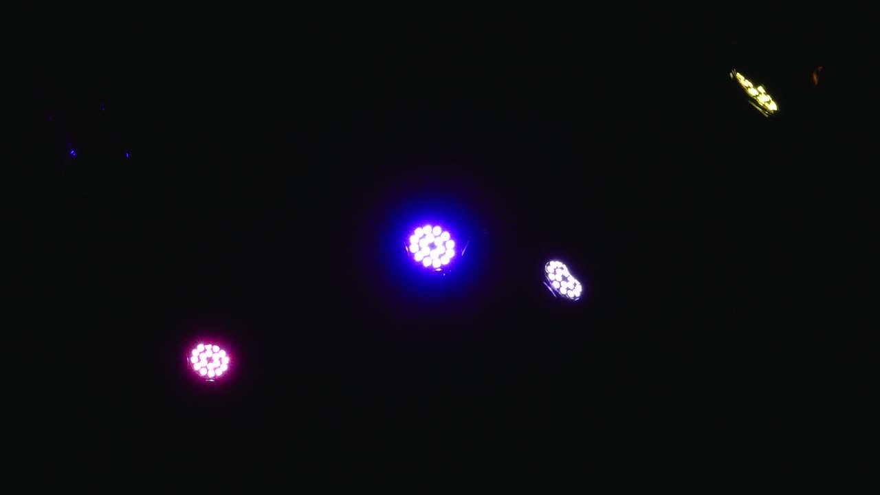 las luces del escenario se encienden.