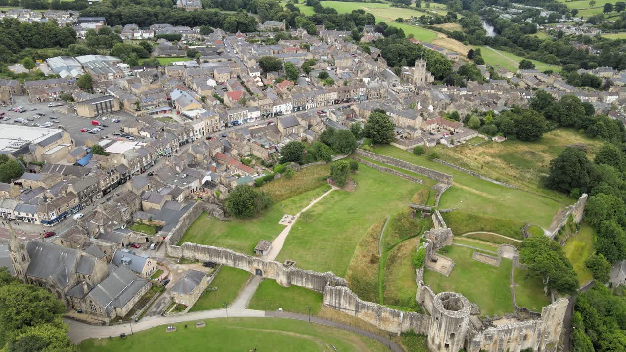 Cittadina mercato di Barnard Castle nel Teesdale, Contea di Durham, Regno Unito. Filmato drone in ascesa.