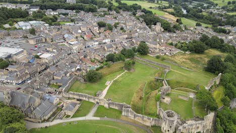 Barnard-Castle-Market-Town-In-Teesdale,-County-Durham,-Großbritannien-Steigende-Drohnenaufnahmen