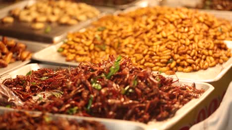 imágenes cerradas de insectos fritos vendiendo en el mercado local