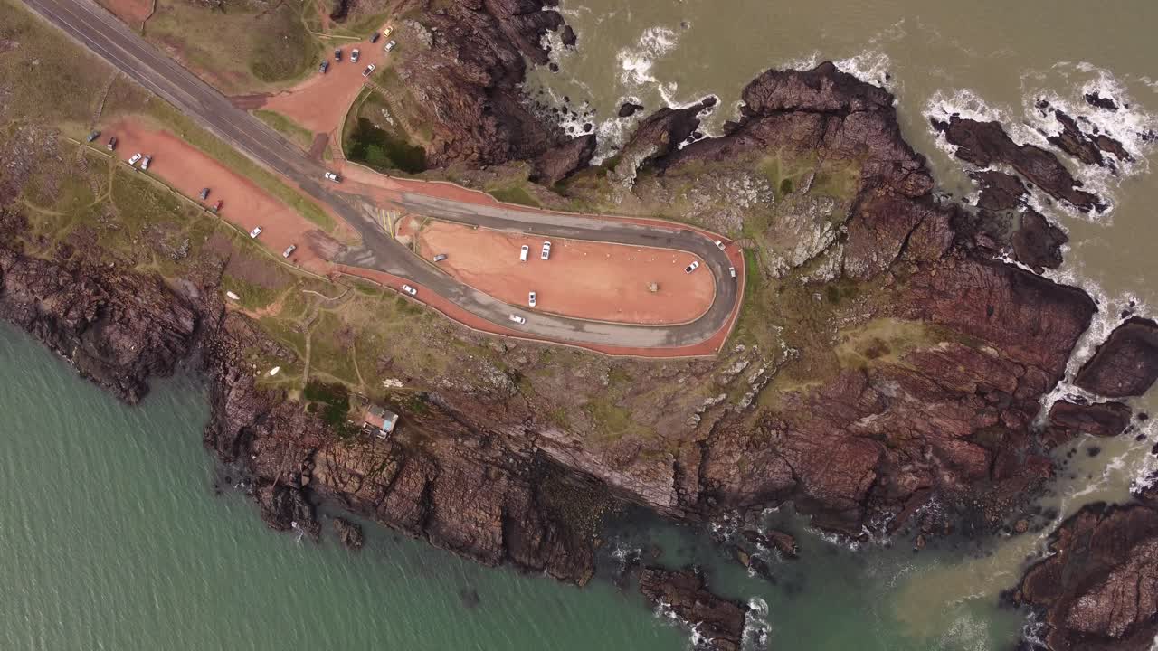 우루과이 산악 지역의 외딴 해안 도로를 주행하는 4k 30fps 자동차