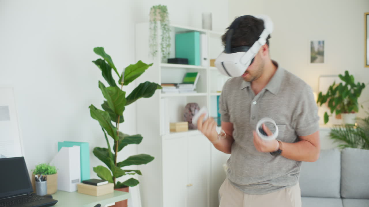 행복한 남자가 vr와 ai로 게임을 하고 있습니다.