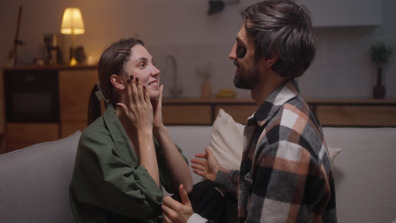 부부는 집에서 얼굴 마스크를 착용합니다.