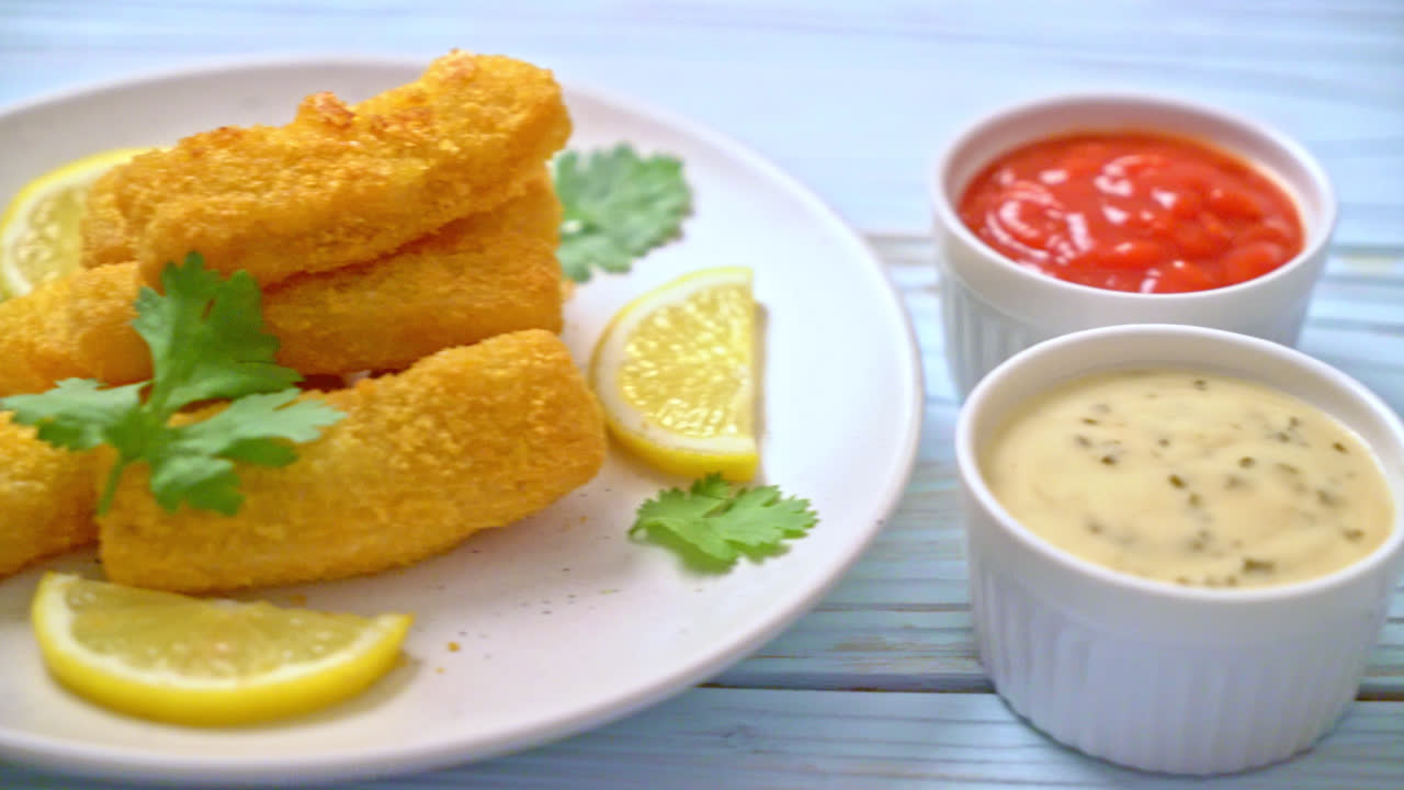 palito de pescado frito o papas fritas pescado con salsa