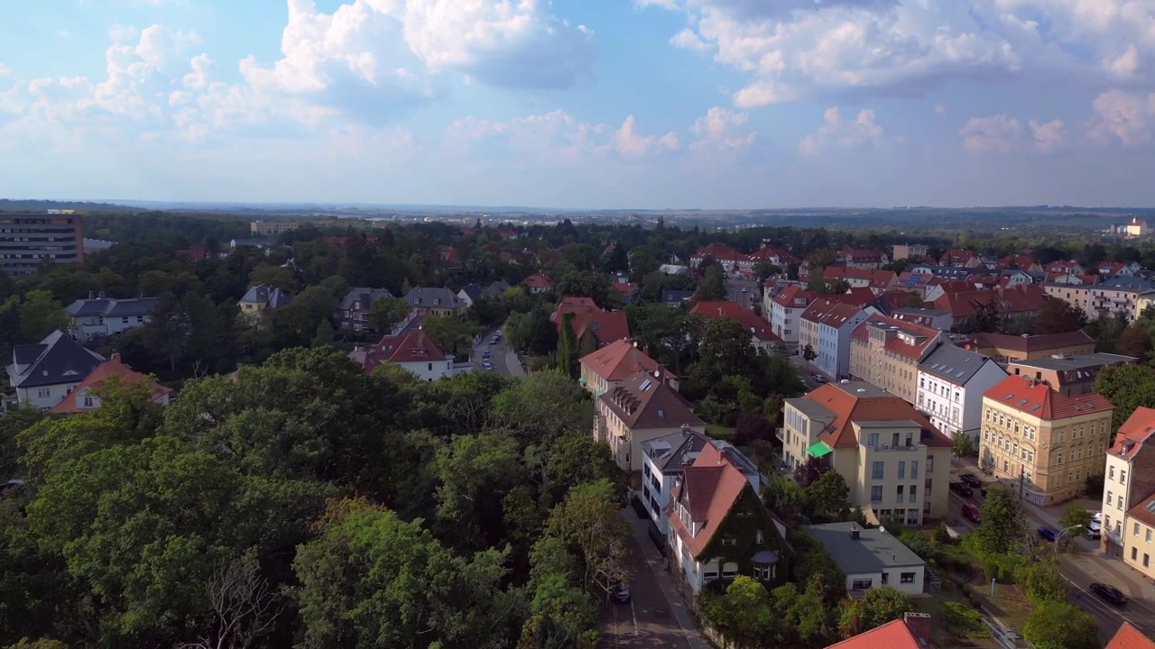 Vily Kroellwitz v Halle-Saale v Německu, ukazující les, řeku, most a červené cihlové střechy města. Nádherný letecký pohled z dronu.