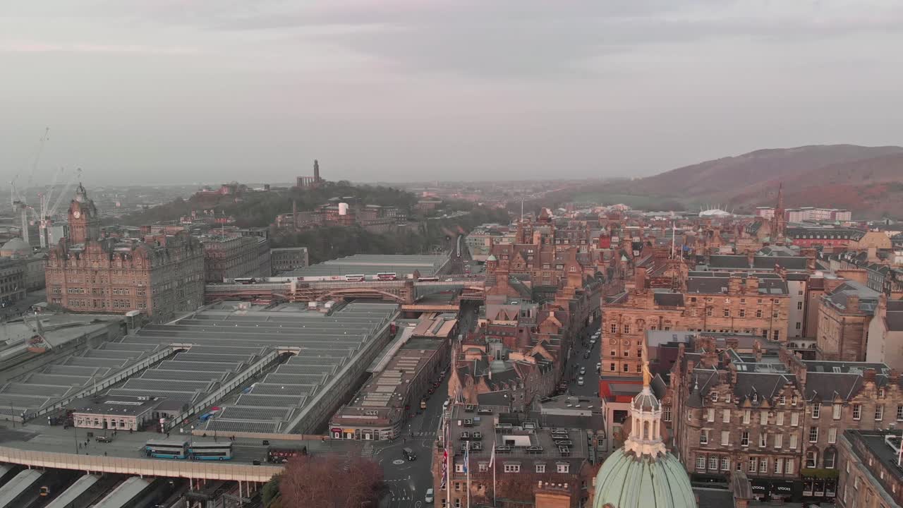 volando un dron sobre la ciudad de edimburgo