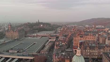 volando un dron sobre la ciudad de edimburgo
