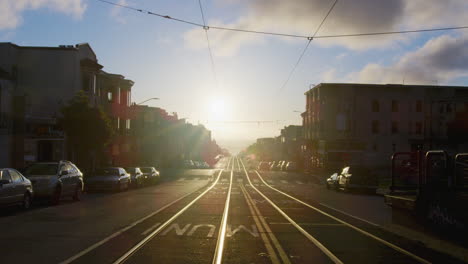 Wunderschöner-Sonnenuntergang-Mit-Blick-Auf-Die-Straßen-Von-San-Francisco