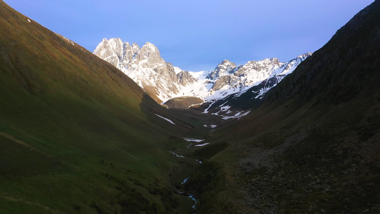 코카서스 산맥의 오계절 리조트를 천천히 드러내는 시네마틱 드론 샷