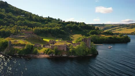 Historia-Elevada:-Las-Ruinas-Del-Castillo-De-Urquhart-En-El-Lago-Ness,-Enclavado-En-Las-Tierras-Altas-De-Escocia,-Escocia,-Reino-Unido