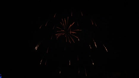 espectáculo de fuegos artificiales rojos y blancos en cámara lenta