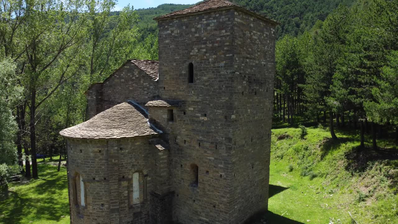vista circular de drones de una iglesia de montaña en los pirineos
