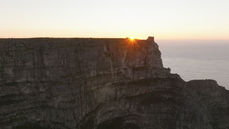 Gigantesca-Pared-De-Roca-Y-Cumbre-Plana-De-La-Montaña-De-La-Mesa.-Vista-Contra-La-Romántica-Puesta-De-Sol.-Ciudad-Del-Cabo,-Sudáfrica