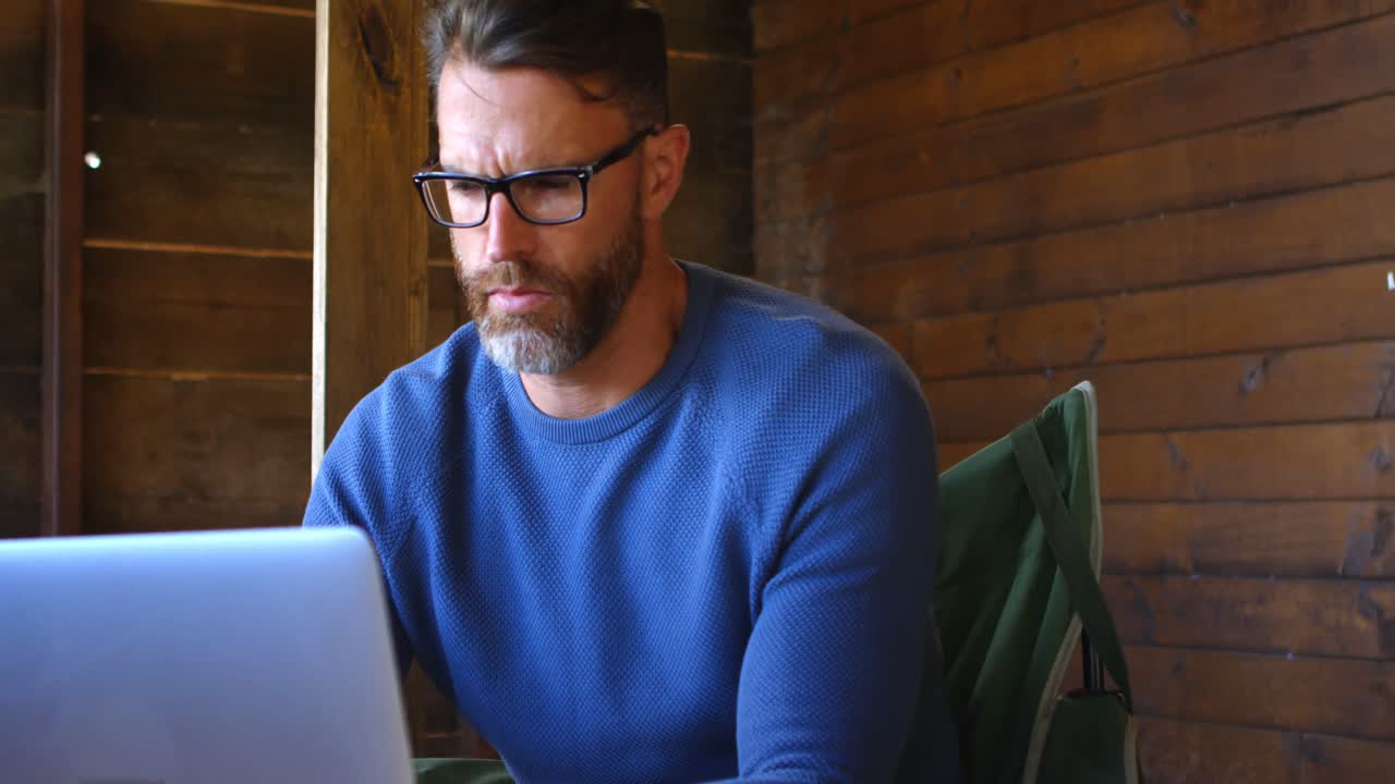 hombre usando portátil en casa 4k