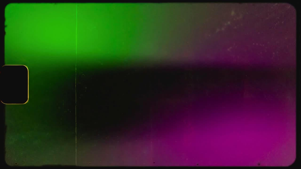 Sovrapposizione effetto pellicola vintage con sfondo sfumato verde e magenta.