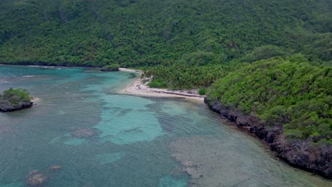 Drohnenaufnahme-Der-Idyllischen-Küste-Des-Ermitaño-Strandes-In-Samana,-Dominikanische-Republik