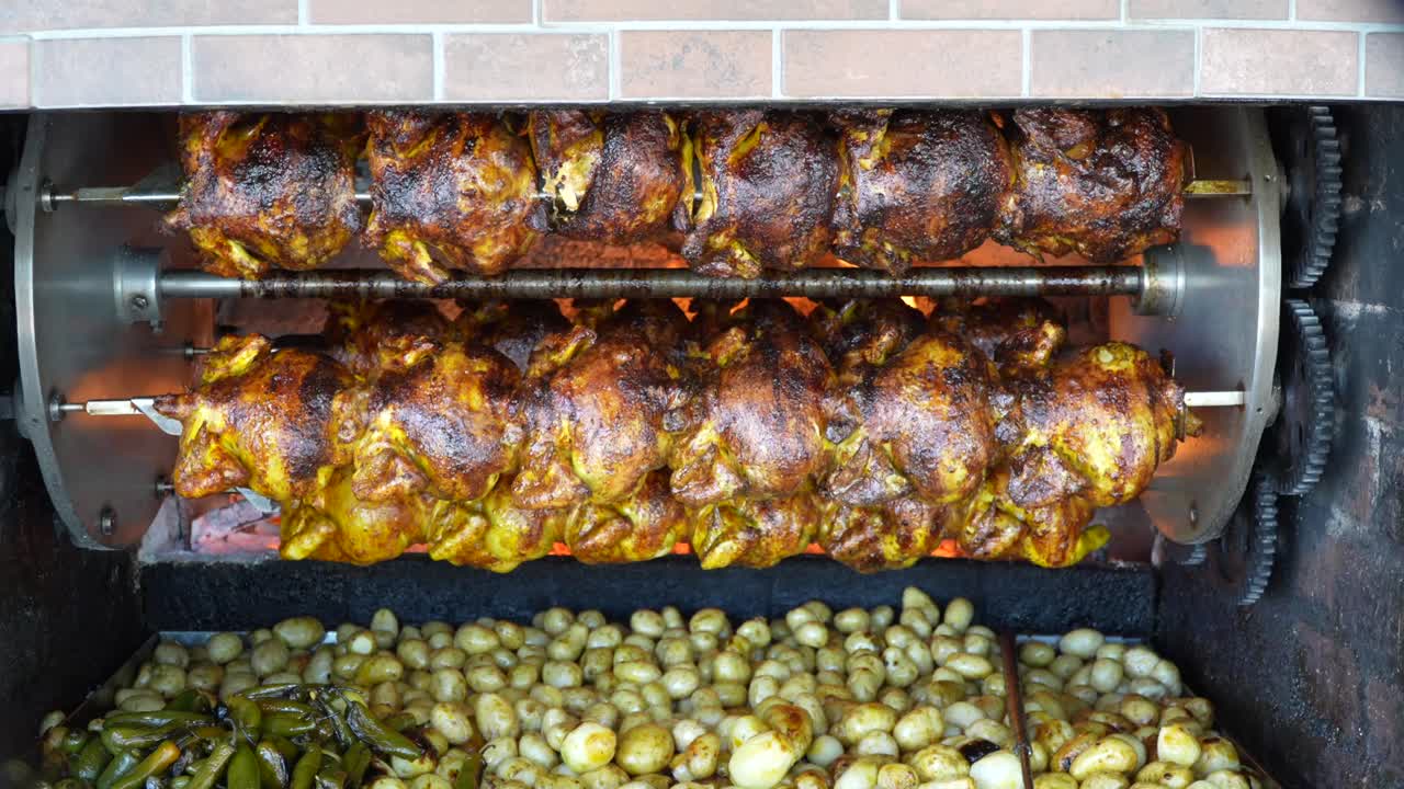 ⁇ 은 회전 스피트에 구워집니다.