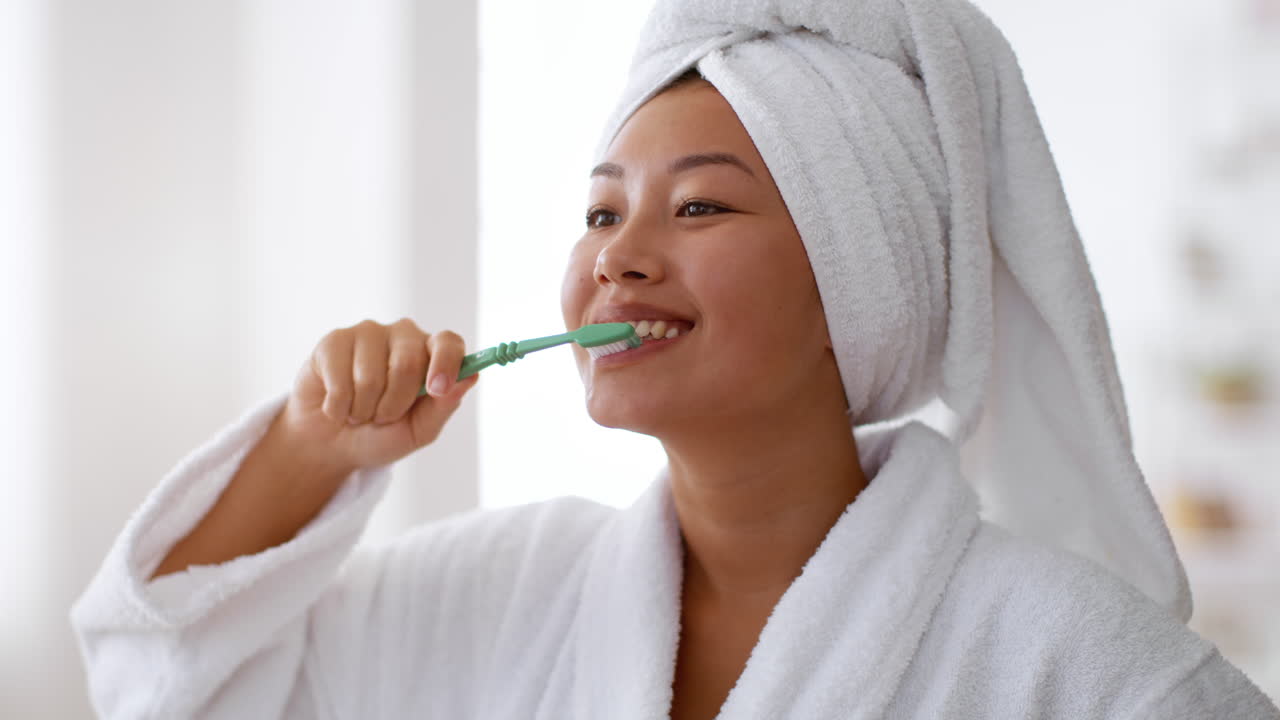 mujer cepillándose los dientes