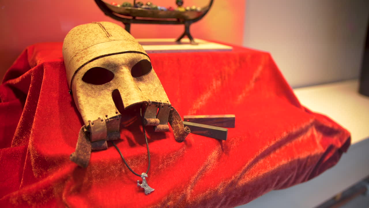 artefacto de máscara vikinga en tela roja