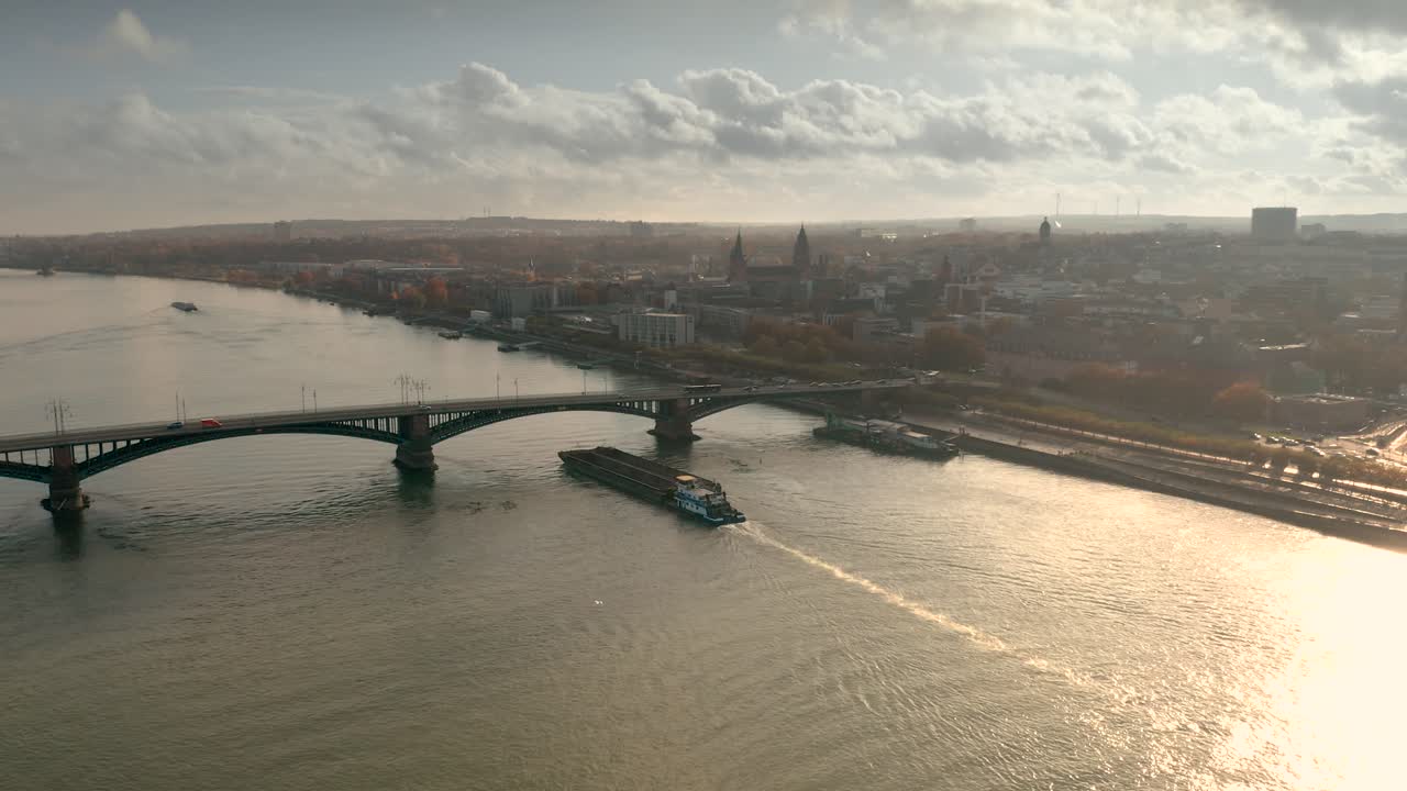 라인 강이 전경에 있는 나무에 주황색 황금 잎이 있는 최고의 황금빛 가을 빛 동안 무인 항공기 공중 촬영에 의해 마인츠의 도시 biontech