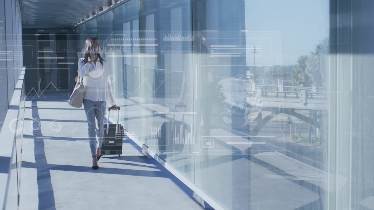 animación del procesamiento de datos financieros sobre una mujer de negocios biracial en el aeropuerto.