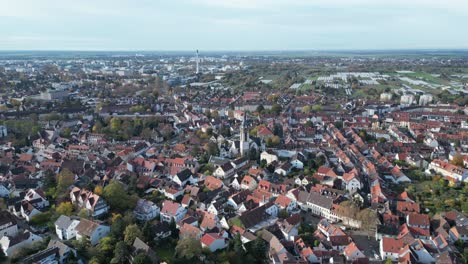 Drohnenaufnahme-Aus-Einem-Hohen-Winkel-Von-Handschuhsheim-Und-Heidelberg,-Die-über-Der-Stadt-Fliegen-Und-Die-Friedenskirche-Umkreisen