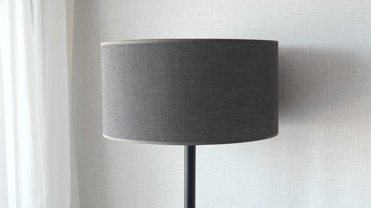 Una lámpara en casa contra la pared blanca.