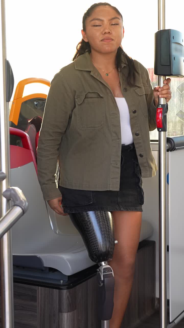 Mujer con pierna protésica en un autobús