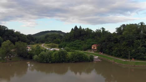 Drohnenflug-Zu-Einem-Restaurant-Mit-Campingplatz-über-Der-Drau-Bei-Maribor-Slowenia