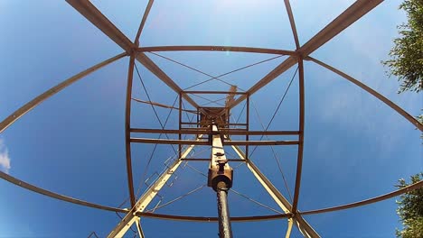 alzando lo sguardo attraverso il telaio della pompa del vento