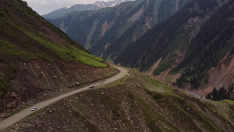 vista aérea de un dron moviéndose hacia adelante sobre un alto paso de montaña cerca de peer ki gali en cachemira