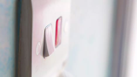 primer plano de un interruptor de luz siendo presionado