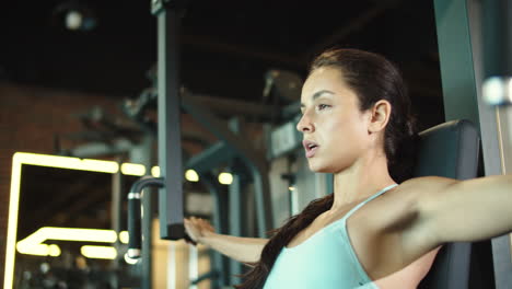 Chica-En-Forma-Haciendo-Ejercicio-En-El-Club-Deportivo